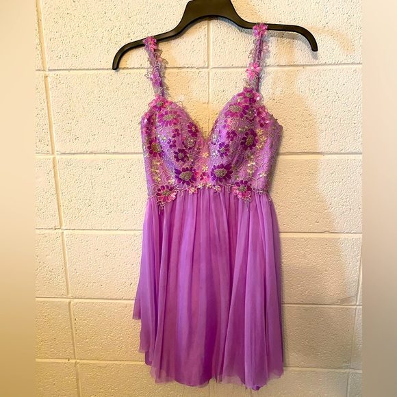 Elegant lavender party dress - Picture 2 of 2